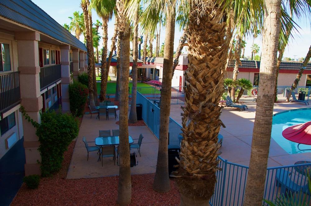 Ramada By Wyndham Yuma Motel Exterior photo