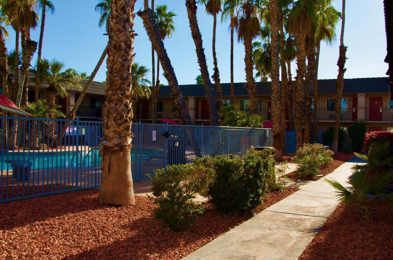 Ramada By Wyndham Yuma Motel Exterior photo